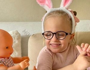 У Вики ДЦП, она все понимает, просто сказать не может