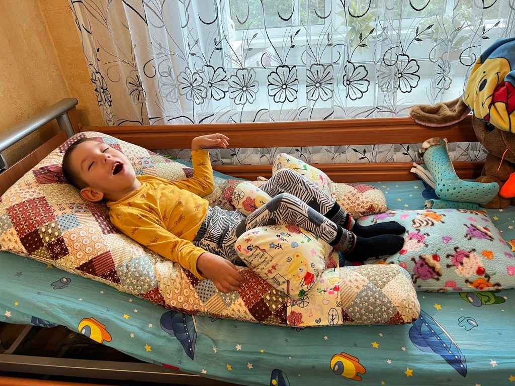 Руслан в подушках: мамина любовь