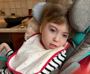 Бабушка с дедушкой воспитывают Леру одни, мама умерла