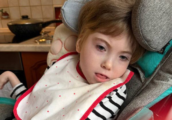 Бабушка с дедушкой воспитывают Леру одни, мама умерла